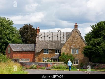 Reetgedeckte Hütte im Dorf Sutton Bassett, Northamptonshire, England Stockfoto