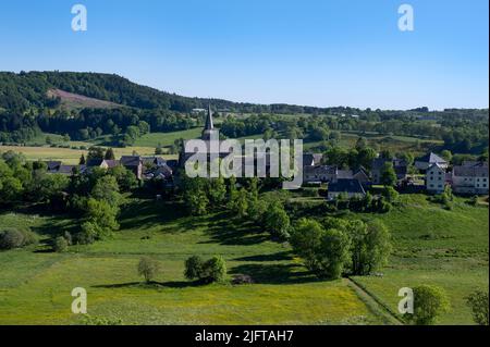 Kleines Dorf Chastreix im Massif du Sancy in den Auvergne-Bergen in Frankreich im Frühjahr Stockfoto