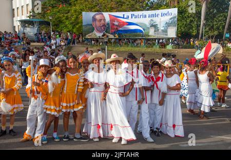 Kuba, Santiago de Cuba. Karneval im juli. Gruppe vor der Flagge 'La Patria ante todo', vor allem Vaterland. Stockfoto