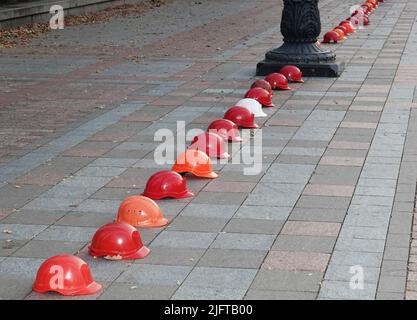 Kiew, Ukraine 26. September 2020: Aus Protest standen Helme der Arbeiter auf einem Platz Stockfoto