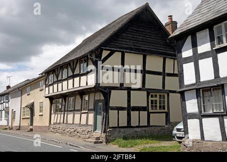 Westfields und Timber Cottage sind zwei separate Gebäude, darunter ein 15.-Jahrhundert-Box gerahmtes Cottage mit einem Steg im ersten Stock, der auf geschwungenen Zahnspangen getragen wird Stockfoto