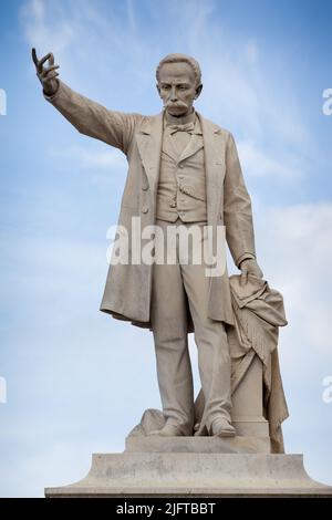 Kuba, Cienfuegos, Statue von Jose Marti steht mitten im Parque Jose Marti José Julián Martí Pérez (28. Januar 1853 bis 19. Mai 1895) war ein kubanischer n Stockfoto