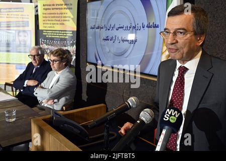 Farzin Hashemi, stellvertretender Vorsitzender des Ausschusses für auswärtige Angelegenheiten des Nationalen widerstandsrates des Iran, abgebildet während eines Pressemoments des Nationalen Widerstandsrates des Iran (NCRI) aus Protest gegen den Vertrag zwischen der belgischen Regierung und dem iranischen Regime, in Brüssel, am Dienstag, den 05. Juli 2022. In den letzten Tagen wurde über einen Gesetzesentwurf diskutiert, der es Belgien ermöglichen würde, Gefangene mit dem Iran auszutauschen. Der Vorschlag wird heute im parlament diskutiert. BELGA FOTO ERIC LALMAND Stockfoto