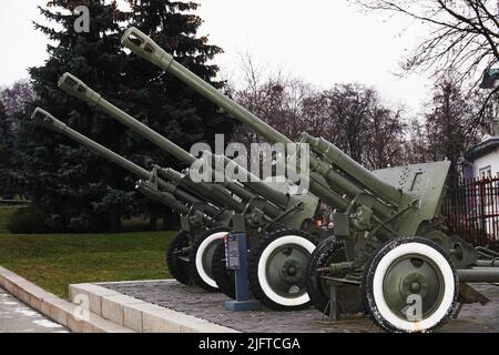 Kiew, Ukraine 20. März 2020: Militärische Ausrüstung für die öffentliche Besichtigung im Nationalmuseum für Geschichte der Ukraine im Zweiten Weltkrieg Stockfoto