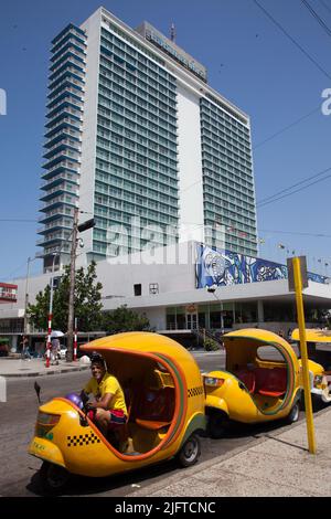 Kuba, Havanna, Hotel Habana Libre mit typischen sall Taxis warten vor. Stockfoto