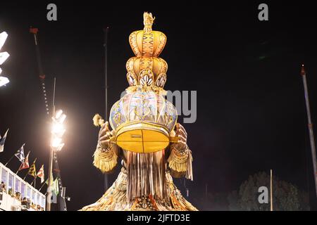 Rio, Brasilien - 24. april 2022: Samba School Vila Isabel beim Karneval in Rio, der im Sambadrome Marques de Sapucai stattfand Stockfoto