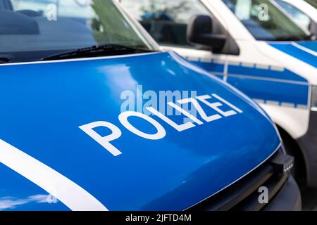 Nahaufnahme von vielen deutschen Polizeiwagen, die an sonnigen Tagen auf dem Parkplatz der Polizeistation in rohem Zustand geparkt sind. Zivile Notstandsgesetze Sicherheit und Verkehr Stockfoto