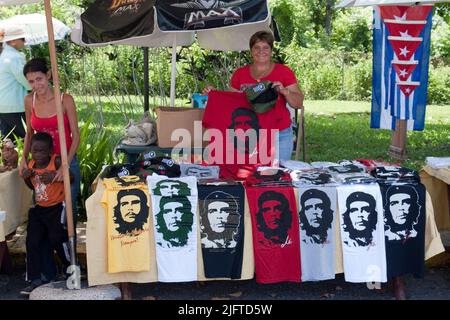 Kuba, Valle de Vinales, Touristenstand, der Che Guevara T-Shirts verkauft. Stockfoto