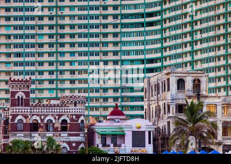 Kuba, Havanna, Alte Gebäude vor einem neu erbauten Hochhaus. Stockfoto