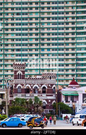 Kuba, Havanna, Alte Gebäude vor einem neu erbauten Hochhaus. Stockfoto