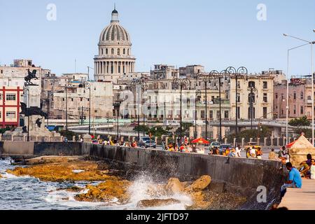 Kuba, Havanna, der Boulevard am Meer, Malecon wird von vielen Menschen in der Stadt genossen. Stockfoto