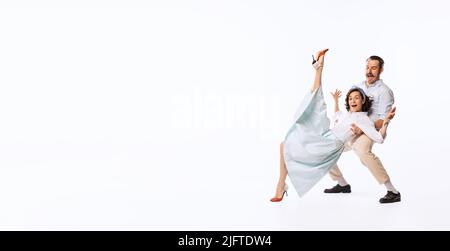 Porträt von jungen schönen, emotionalen Paar, Mann und Frau, tanzen Retro-Tanz isoliert über weißen Studio-Hintergrund. Flyer Stockfoto