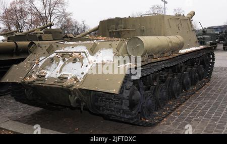 Kiew, Ukraine 10. Dezember 2020: Selbstfahrende Artilleriehalterung YSU-152 Kaliber 152 mm im Militärausrüstungsmuseum für alle zu sehen Stockfoto