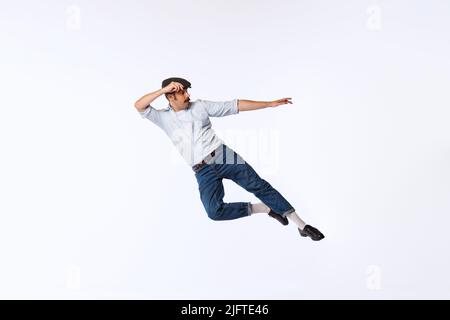 Portrait von stilvollen jungen Mann im Retro-Outfit tanzen, posiert isoliert auf weißem Studio Hintergrund Stockfoto