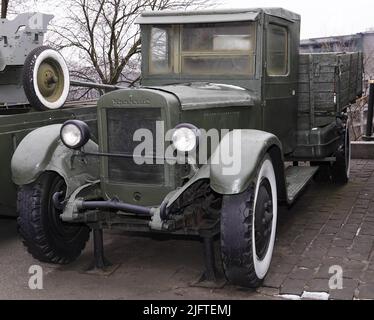 Kiew, Ukraine 10. Dezember 2020: ZIS-5 Fahrzeug im Museum für militärische Ausrüstung für die öffentliche Besichtigung Stockfoto