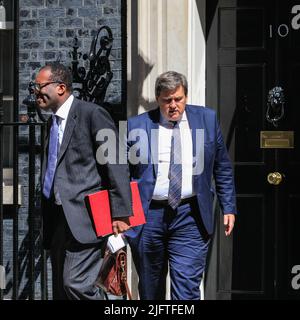 London, Großbritannien. 05.. Juli 2022. Kwasi Kwarteng, MP, Staatssekretär für Wirtschaft, Energie und Industriestrategie (l), und Kit Malthouse, MP, Staatsminister (Minister für Kriminalität und Polizei). Minister nehmen heute Morgen an der wöchentlichen Kabinettssitzung in Downing Street, Westminster, Teil. Kredit: Imageplotter/Alamy Live Nachrichten Stockfoto