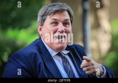 London, Großbritannien. 05.. Juli 2022. Kit Malthouse, MP, Staatsminister (Minister für Kriminalität und Polizei). Minister nehmen heute Morgen an der wöchentlichen Kabinettssitzung in Downing Street, Westminster, Teil. Kredit: Imageplotter/Alamy Live Nachrichten Stockfoto