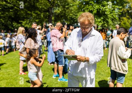 Karlsruhe, Deutschland. 05.. Juli 2022. TV-Moderator Thomas Gottschalk steht im Karlsruher Zoo und signiert ein Autogramm. Anfang November lief das Comeback der TV-Show 'Wetten, dass.'. Die Moderatoren Thomas Gottschalk und Frank Elstner hatten darin als Wette eine Führung mit Schulklassen im Karlsruher Zoo versprochen und machten sich daran heute gut. Quelle: Philipp von Ditfurth/dpa/Alamy Live News Stockfoto