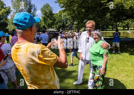 Karlsruhe, Deutschland. 05.. Juli 2022. TV-Moderator Thomas Gottschalk (m) steht im Karlsruher Zoo und fotografiert mit einem Fan. Anfang November war das Comeback der TV-Show 'Wetten, dass.' zu sehen. Die Moderatoren Thomas Gottschalk und Frank Elstner hatten darin als Wette eine Führung mit Schulklassen im Karlsruher Zoo versprochen und machten sich daran heute gut. Quelle: Philipp von Ditfurth/dpa/Alamy Live News Stockfoto