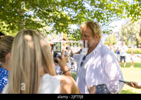 Karlsruhe, Deutschland. 05.. Juli 2022. TV-Moderator Thomas Gottschalk spricht mit Medienvertretern. Anfang November lief das Comeback der TV-Show 'Wetten, dass.'. Die Moderatoren Thomas Gottschalk und Frank Elstner hatten darin als Wette eine Führung mit Schulklassen im Karlsruher Zoo versprochen und machten sich daran heute gut. Quelle: Philipp von Ditfurth/dpa/Alamy Live News Stockfoto