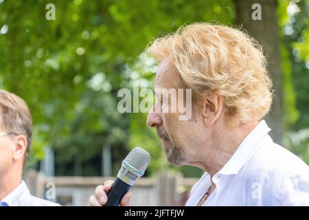 Karlsruhe, Deutschland. 05.. Juli 2022. Fernsehmoderator Thomas Gottschalk steht im Karlsruher Zoo. Anfang November lief das Comeback der TV-Show 'Wetten, dass.?'. Die Moderatoren Thomas Gottschalk und Frank Elstner hatten darin als Wette eine Führung mit Schulklassen im Karlsruher Zoo versprochen und machten sich daran heute gut. Quelle: Philipp von Ditfurth/dpa/Alamy Live News Stockfoto