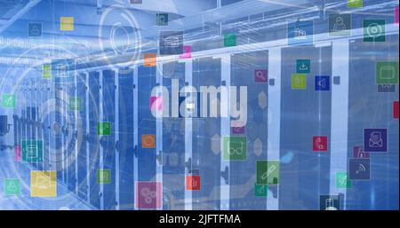 Bild von digitalen Icons über Scopes und Computerservern auf blauem Hintergrund. Globale Technologie, Verbindungen und digitales Schnittstellenkonzept digi Stockfoto