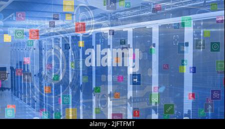 Bild von digitalen Icons über Scopes und Computerservern auf blauem Hintergrund. Globale Technologie, Verbindungen und digitales Schnittstellenkonzept digi Stockfoto