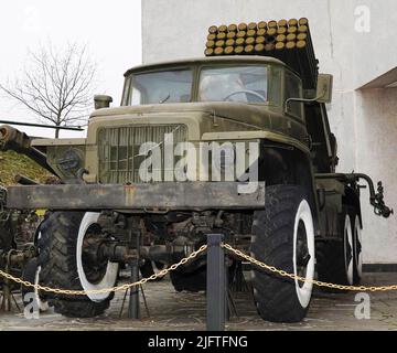 Kiew, Ukraine 10. Dezember 2020: BM-21 Grad Mehrfach-Raketenabschusssystem im Museum für militärische Ausrüstung für alle zu sehen Stockfoto