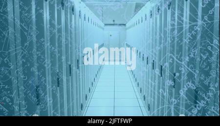 Bild von Computerservern über mathematische Gleichungen und Gitter. Digitale Schnittstelle globales Verbindungs- und Kommunikationskonzept digital generiertes imag Stockfoto