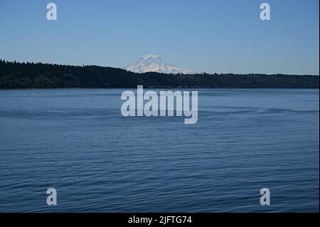 Mount Rainier in der Entfernung von Gig Harbor in Washington, USA. Stockfoto