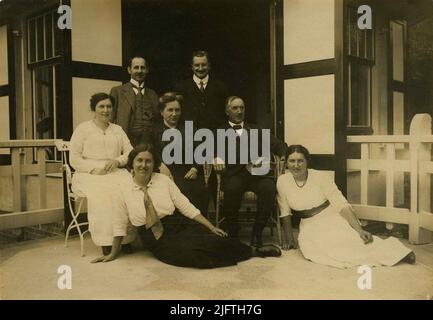 Porträt der Familie Van Houwinge-Hamerslag. Sitzend, in der Mitte, rechts, Joachimus (Chiem) van Houwinge (24/03/1859 - 22/02/1936), Kohlehändler, Großgrundbesitzer des Gebietes auf und neben dem Kwakkenberg und Gründer des gleichnamigen Villaparks. Neben Joachimus Ehefrau Sophia Frederika Hamerslag (05/02/1862 - 07/10/1936) und älteste Tochter Sophia Frederika (18/05/1889 - 15/03/1988). Vorne sitzen die beiden anderen Töchter links, Adriana Diderika (28/05/1890 - 19/09/1953) und rechts Johanna Christina (11/12/1891 - 21/07/1974). Stehend, links, Schirmhersteller Wil Stockfoto