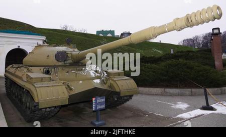 Kiew, Ukraine 10. Dezember 2020: Schwerer Panzer T-10M im Museum für militärische Ausrüstung für die öffentliche Besichtigung Stockfoto