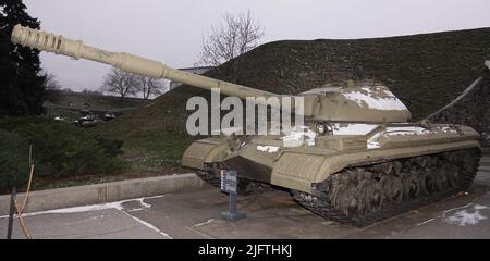 Kiew, Ukraine 10. Dezember 2020: Schwerer Panzer T-10M im Museum für militärische Ausrüstung für die öffentliche Besichtigung Stockfoto