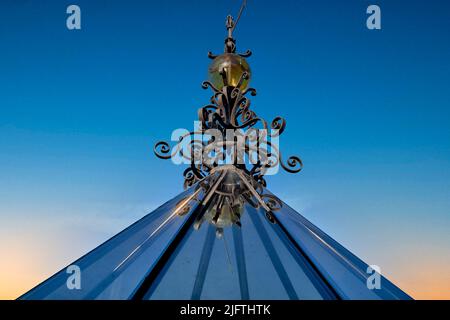 Schmiedeeiserne Dekoration auf einem traditionellen Oberlicht in Regua, Portugal Stockfoto