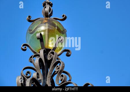 Schmiedeeiserne Dekoration auf einem traditionellen Oberlicht in Regua, Portugal Stockfoto