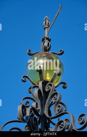 Schmiedeeiserne Dekoration auf einem traditionellen Oberlicht in Regua, Portugal Stockfoto