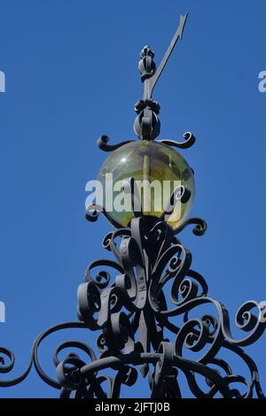 Schmiedeeiserne Dekoration auf einem traditionellen Oberlicht in Regua, Portugal Stockfoto