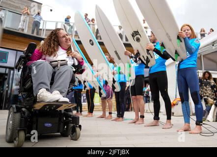 Georgina Moore, Trägerin und Gründerin des Bristol Rollstuhl-Boccia-Clubs, wird von einer Ehrenwache des Surfbretts getroffen, als sie den Baton der Königin bei The Wave in Bristol trägt. Der Queen's Baton Relay ist in Bristol angekommen, während der letzten 2.500 Meilen seiner Reise zu den Commonwealth Games 2022 in Birmingham. Bilddatum: Dienstag, 5. Juli 2022. Stockfoto