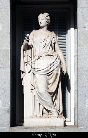 Simetría von Valeriano Salvatierra (1789 - 1836) spanischer Bildhauer.Hofbildhauer von Ferdinand VII. Von Spanien.Diese Skulptur ist eine von zwölf allegorischen Skulpturen, die er für die Fassade des Museo del Prado in Madrid, Spanien, angefertigt hat. Stockfoto