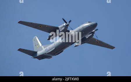 Kiew, Ukraine 24. August 2021: An-26 Militärtransportflugzeug bei der Feier der 30 Jahre Unabhängigkeit der Ukraine am Himmel über Kiew Stockfoto