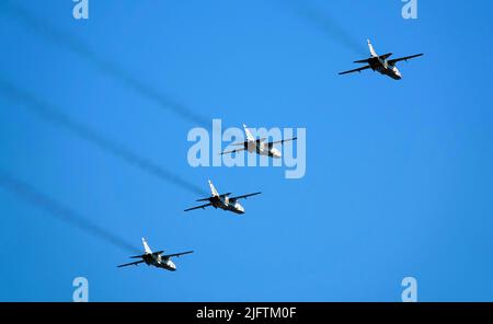 Kiew, Ukraine 24. August 2021: Su-24M Bomber bei der Feier der 30 Jahre Unabhängigkeit der Ukraine im Himmel über Kiew Stockfoto