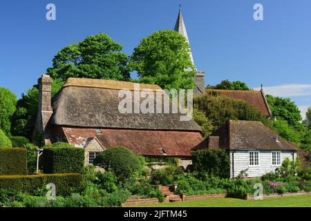 Alfriston Klerus House und St Andrews Church, Alfriston, East Sussex. Stockfoto