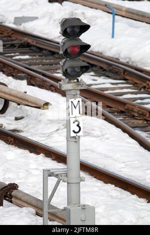 Kiew, Ukraine 25. Februar 2021: Die Ampel für U-Bahn-Züge leuchtet rot Stockfoto