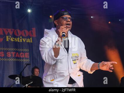 Dave Smith von The Real Thing treten beim Wychwood Festival, Cheltenham, Großbritannien, auf. 4. Juni 2022 Stockfoto