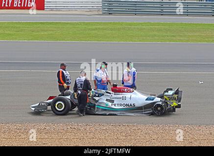 George Russells beschädigtes Auto aus dem Jahr Formula1, bei Farm Curve, British F1 Grand Prix 2022 auf Silverstone Circuit, Towcester, Northamptonshire, England, UK, NN12 8TN Stockfoto