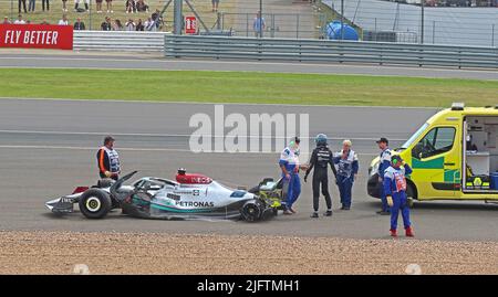 George Russells beschädigtes Auto aus dem Jahr Formula1, bei Farm Curve, British F1 Grand Prix 2022 auf Silverstone Circuit, Towcester, Northamptonshire, England, UK, NN12 8TN Stockfoto