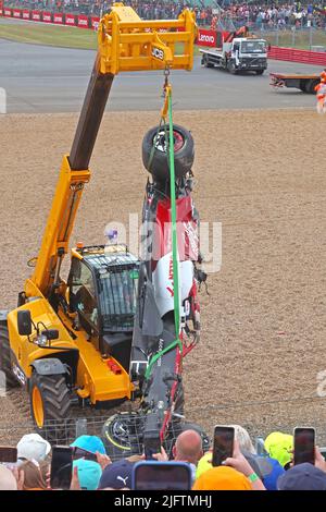 Genesung von Zhou Guanyus Alfa Romeo British Grand Prix Formel 1 Rennwagen, nach einem Unfall auf Farm Curve, Silverstone Circuit, England, UK, 2022 Stockfoto