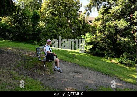 Seattle, Washington, USA-24 2022. Juni: Eine Dame, die sich an Kurt Cobain im Viretta Park am Lake Washington, Seattle, erinnert. Stockfoto