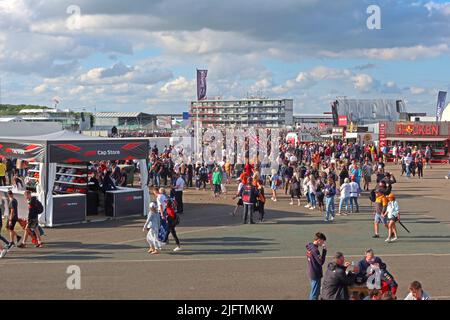 Crowded Silverstone Fanzone, Silverstone Circuit, Silverstone Village, Towcester, Northamptonshire, ENGLAND, GROSSBRITANNIEN, NN12 8TN Stockfoto