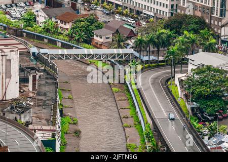 Kuala Lumpur, Malaysia - Jun 09 2022: Sturmwasser sprudelt durch den Kanal nach heftigen Regenfällen in Kuala Lumpur, Malaysia Stockfoto